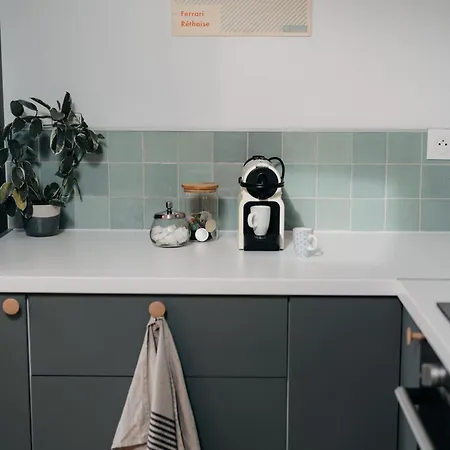 Grange Petite Brise Bord De Apartamento